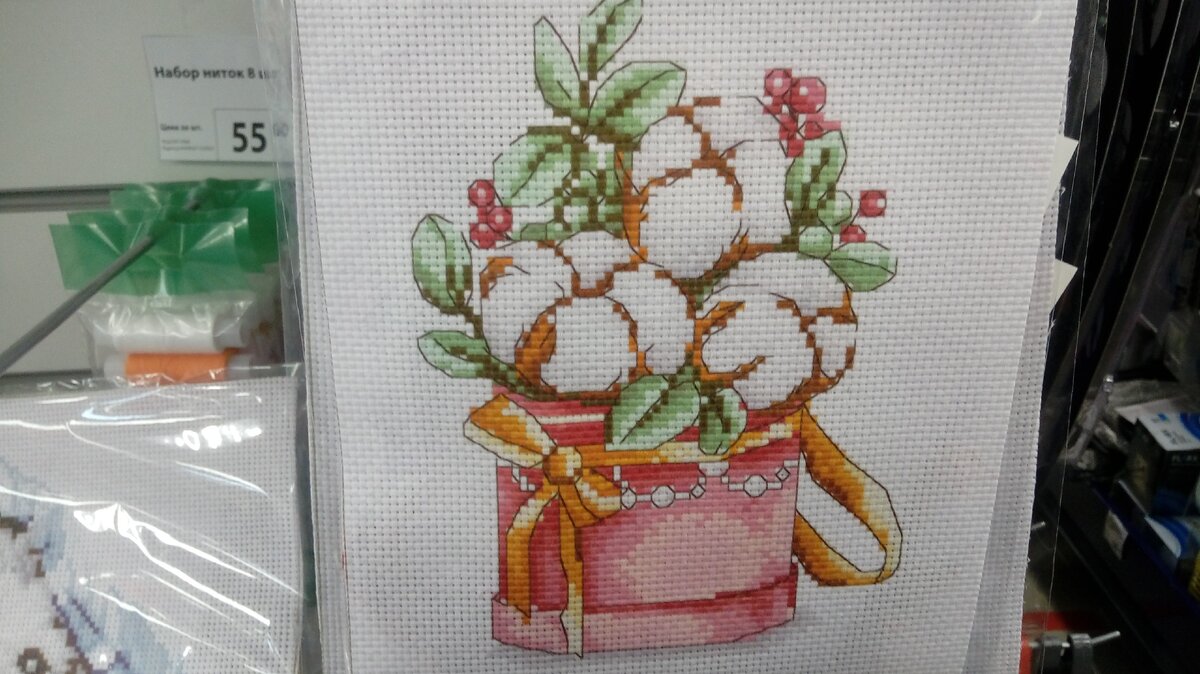 веточки хлопка в коробке, очень нежные и будто мягкие...