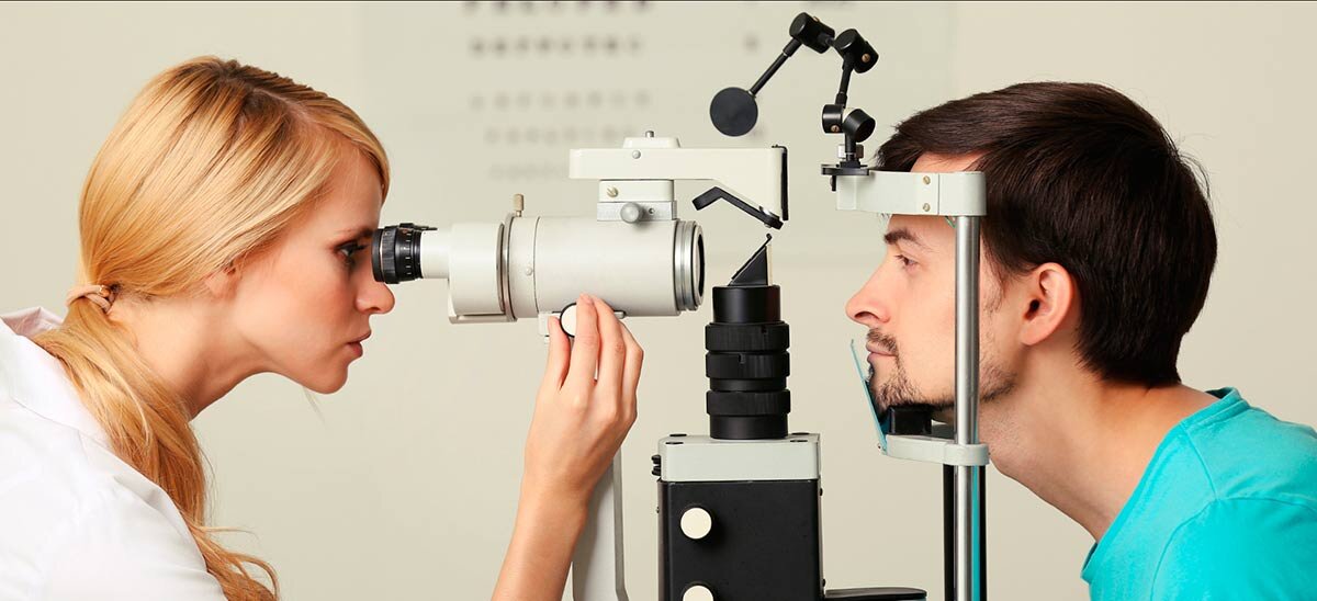 Второй этап — определение преломляющей способности глаз с помощью авторефрактометрии.