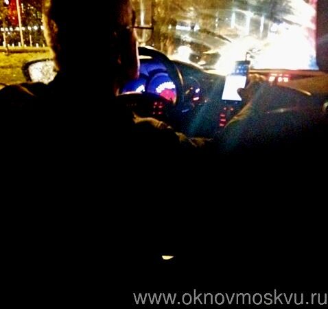 На фото Абдулла показывает мне ролик в ютьюбе "Признаки высоких вибраций  человека".