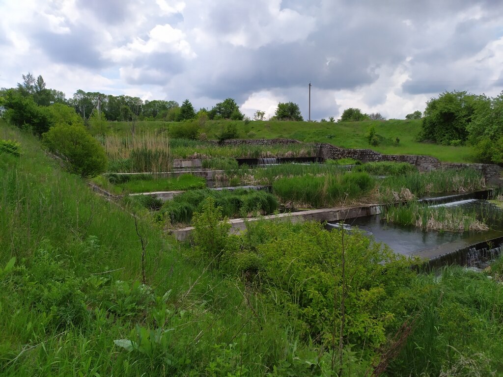 Раньше на этом месте была система водопадов позволяющая многим посетителям иметь личный водопад с джакузи, но потом систему откапиталили и кайф ушёл. Буду пробовать у себя сделать так как тут было раньше.