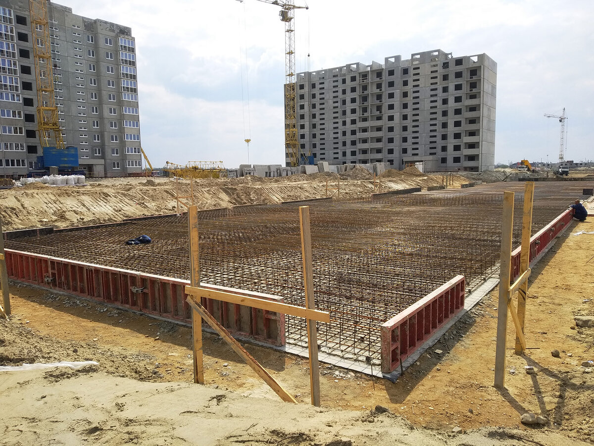 Строительство фундаментной плиты под 10-ти этажный кирпичный дом.