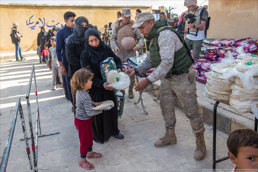 Помощь мирным жителям. Население Сирии. Российские военные раздают гуманитарную помощь в Сирии.