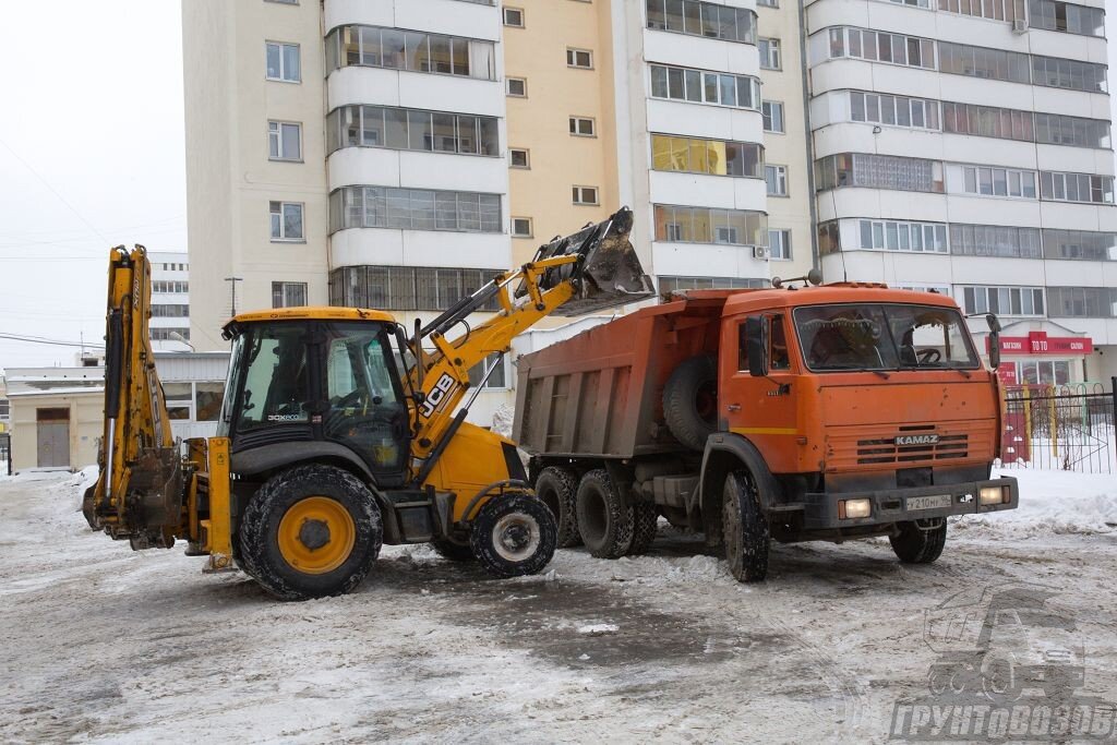 Погрузка снега в КАМАЗ