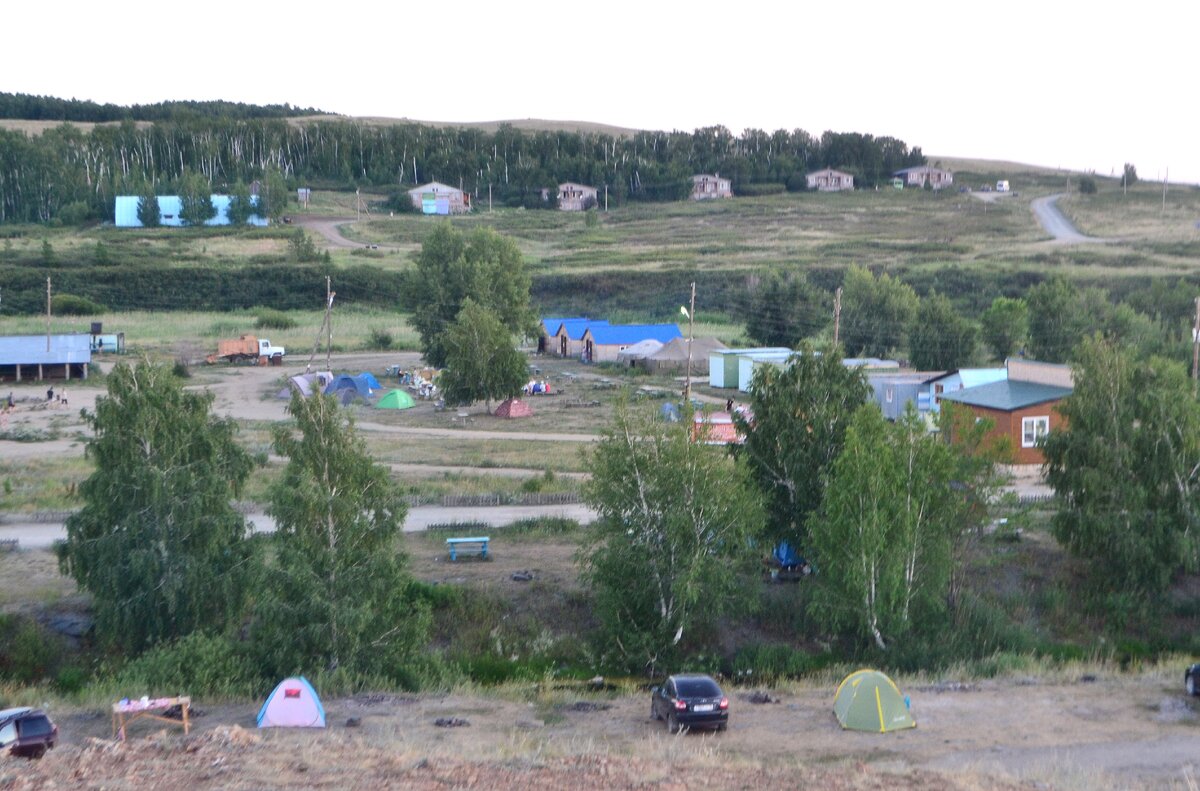 Вид на лагерь с уступа "Покаяния" 