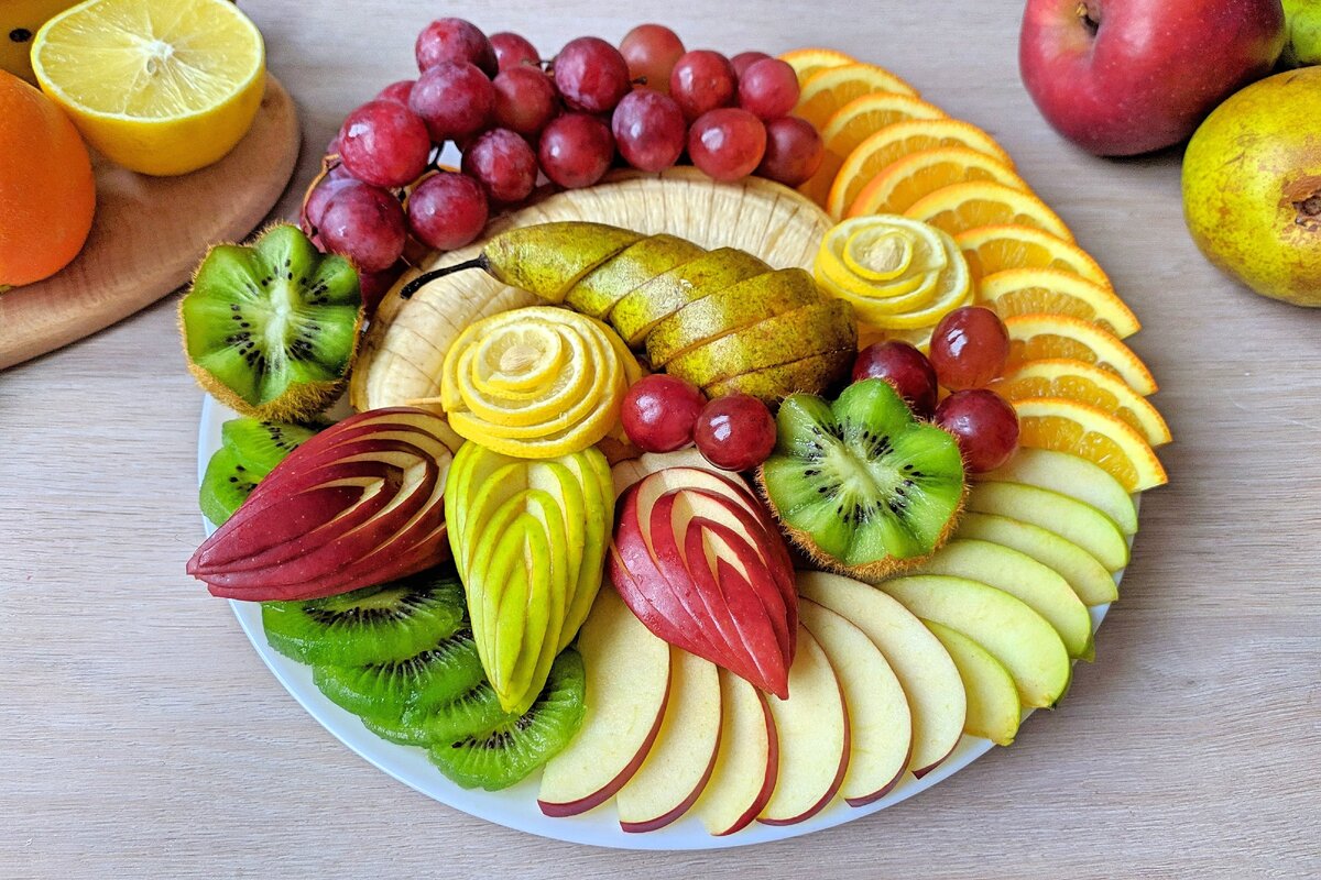 Как красиво нарезать фрукты. Фруктовая тарелка. Нарезка фруктов. Фруктовая нарезка на праздничный стол. Красиво нарезать овощи и фрукты.
