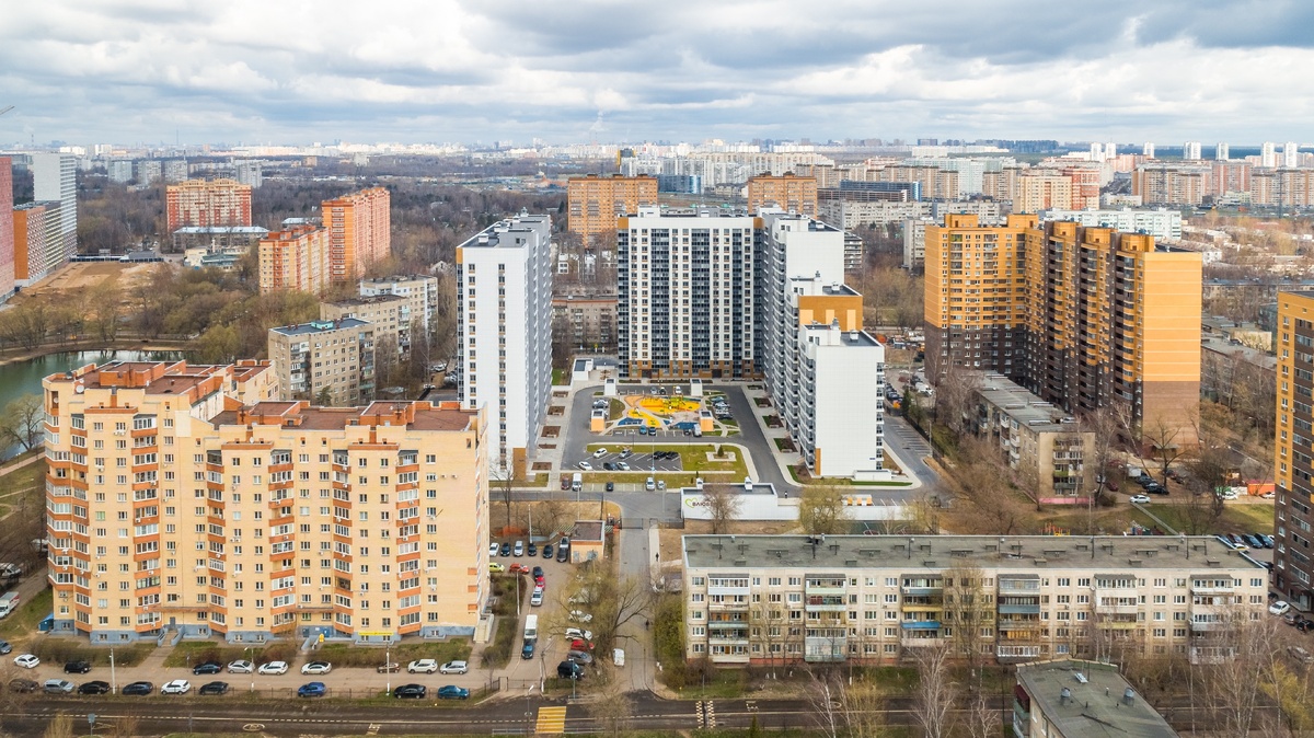 ЖК «ВЛЮБЕРЦЫ» с птичьего полета. Рядом Наташинский парк. Расположен в существующей инфраструктуре. Застройщик ООО «САС» , на рынке с 2005 г.