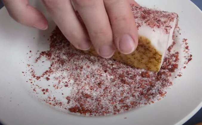 1. Нарезаем сало на крупные брусочки. Хорошенько натираем их со всех сторон солью. Перекладываем в пакет. Второй кусочек по той же самой схеме, единственное, это добавьте перец к соли. Так же перекладываем в кулек.