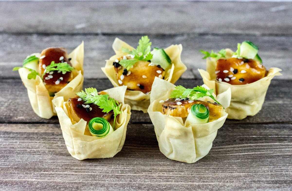 Вариант  тарталеток из лаваша со сливочным муссом, огурцом и курицей под соусом терияки
