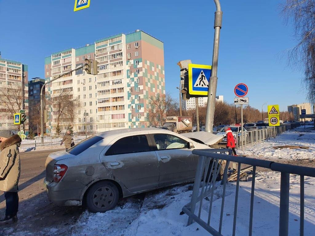 Погода на зябе. Набережная на Зябе Челны. Светофор Набережные Челны. Светофор на зяби Набережные Челны. Авария на машине на Зябе.