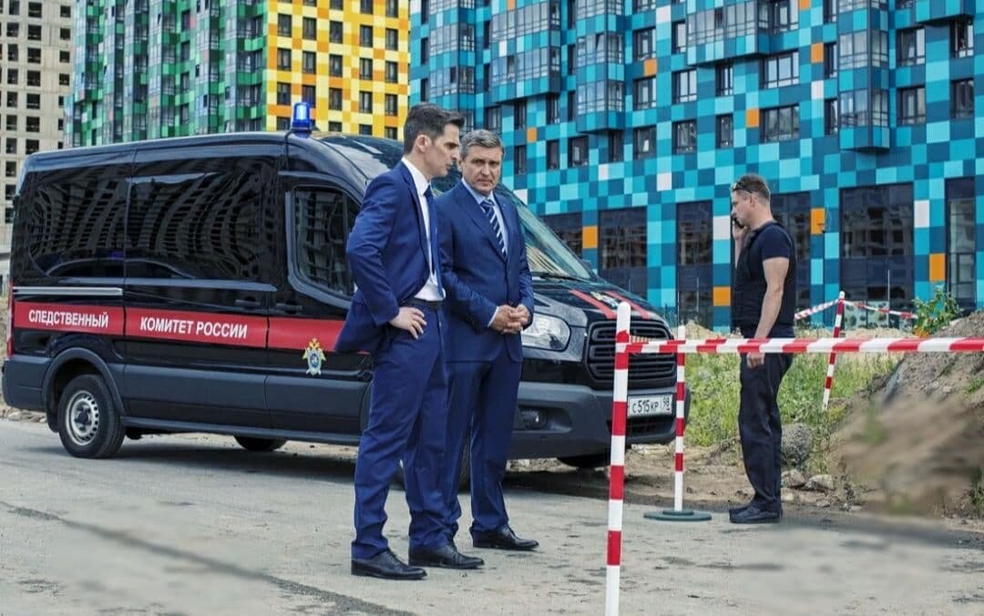 Кадр из сериала "Адмиралы района" Максим Дахненко в роли майора ФСБ Андрея Девятова и Андрей Коровниченко в роли генерала ФСБ Старыгина