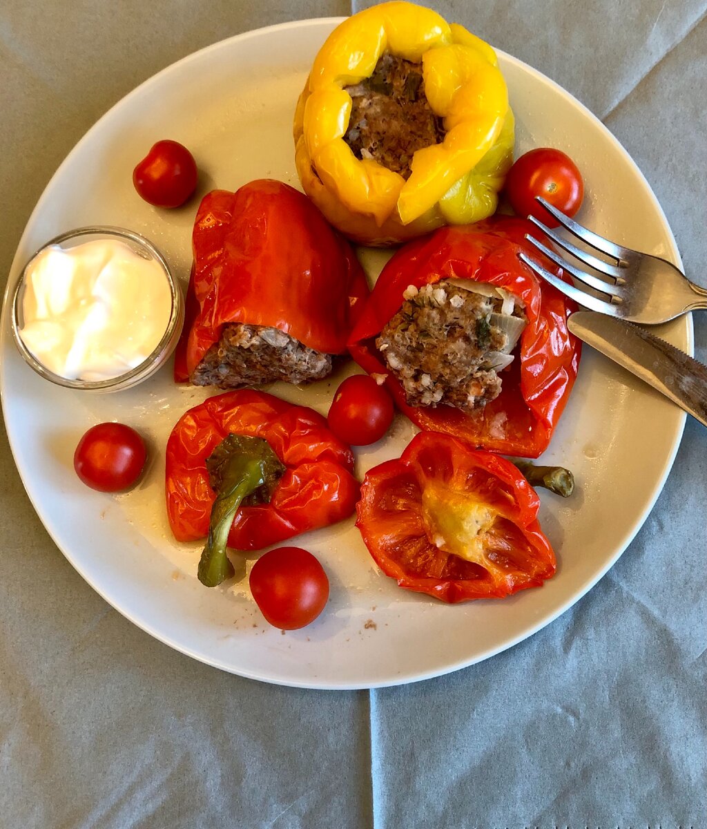 Перец фаршированный мясом и рисом рецепт классический. Фаршированные перцы с фаршем. Турецкие фаршированные перцы. Перец фаршированный Самбери. Цептер перец фаршированный.
