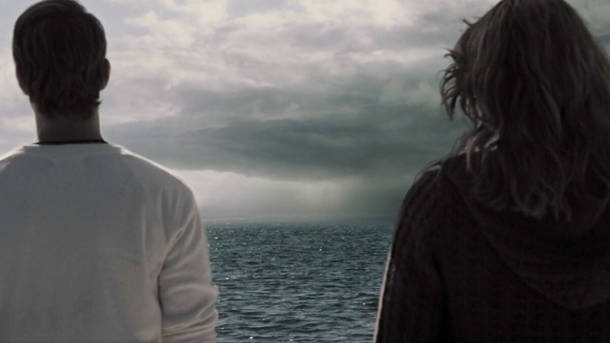 Кадр из фильма (ребята увидели надвигающийся шторм в их сторону)