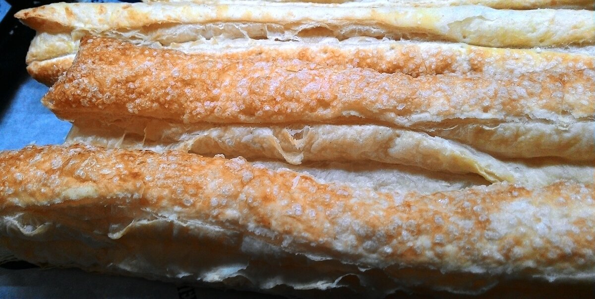 Сахарные палочки – самая простая выпечка из слоеного теста