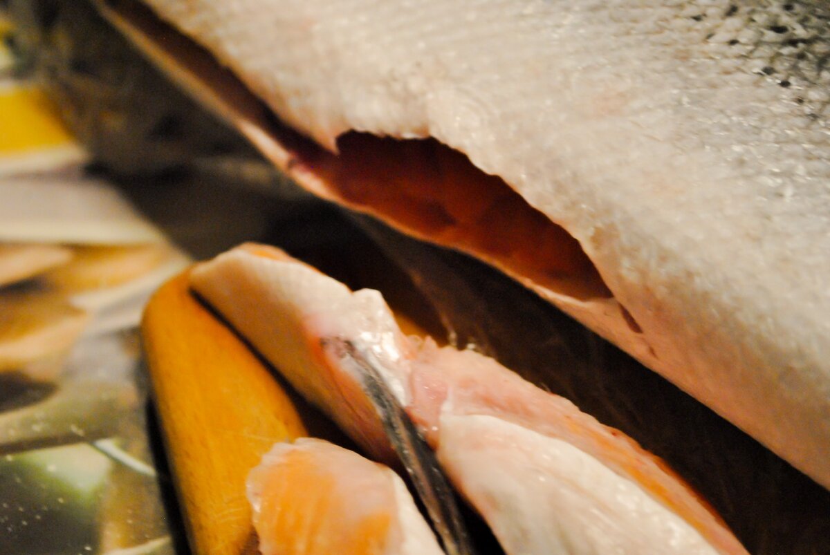 Простая инструкция, как разделать рыбу на филе и стейки (на примере ...