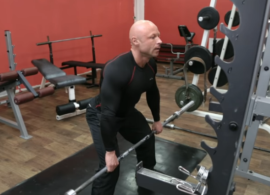 Тяга штанги в наклоне - кадр из видео: https://www.youtube.com/watch?v=cB3ztFmAXnU