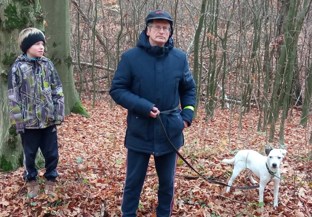 Владимир Владимирович собственной персоной с младшим сыном и собакой в парке недалеко от дома