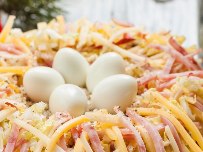 Этот салат интересен своим необычным внешним видом и очень красиво смотрится на праздничном столе. А на вкус - изумителен!