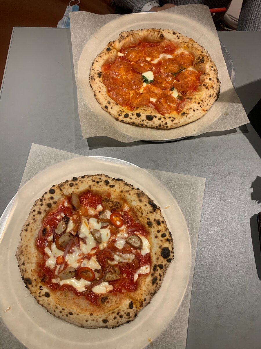 Пицца санкт-петербург. Пицца альтоно ташир. Официант пиццерии. Пицца вакансии спб. Пиццерия.