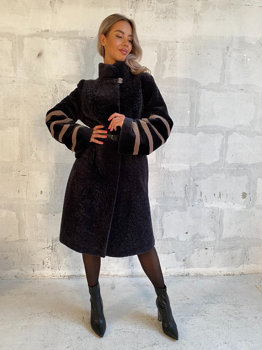 На фото модель шубы из астрагана