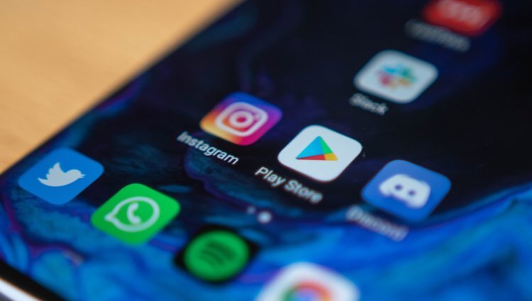 Приложения в Google Play в большинстве своём безопасны, но надо смотреть на рейтинг 