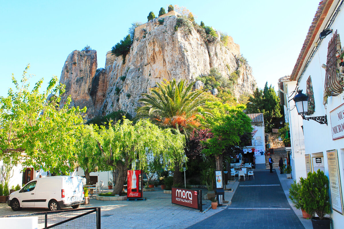 С этой стоянки (слева) пошли вперед, вдалеке по каменной лестнице.