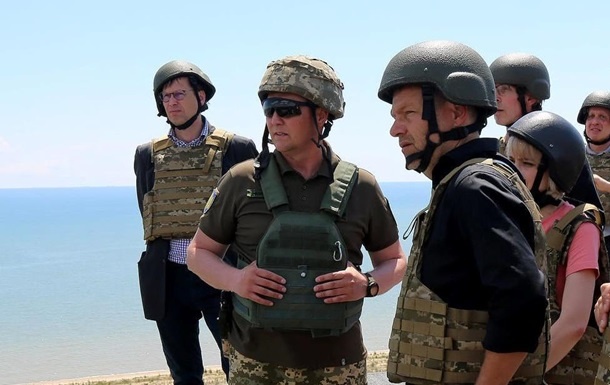 Роберт Хабек (справа) на Донбассе. Фото: facebook.com/pressjfo.news.