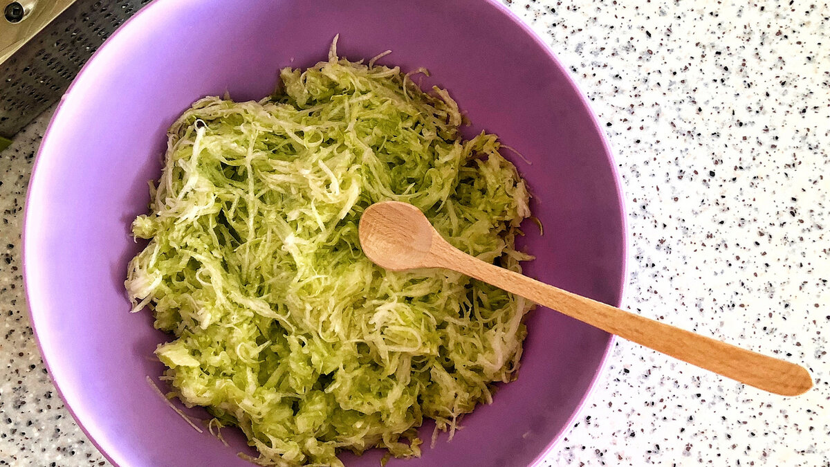 Потереть кабачки на крупной терке