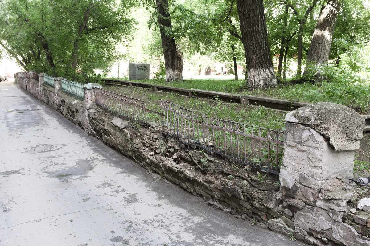  Каменная стена двухуровневого двора пропитана прошлым