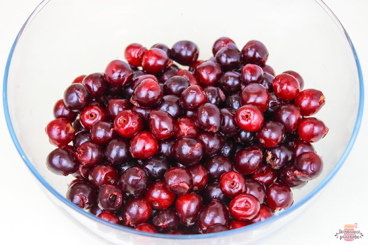 Вишню моем и удаляем косточки (удобным для вас способом).