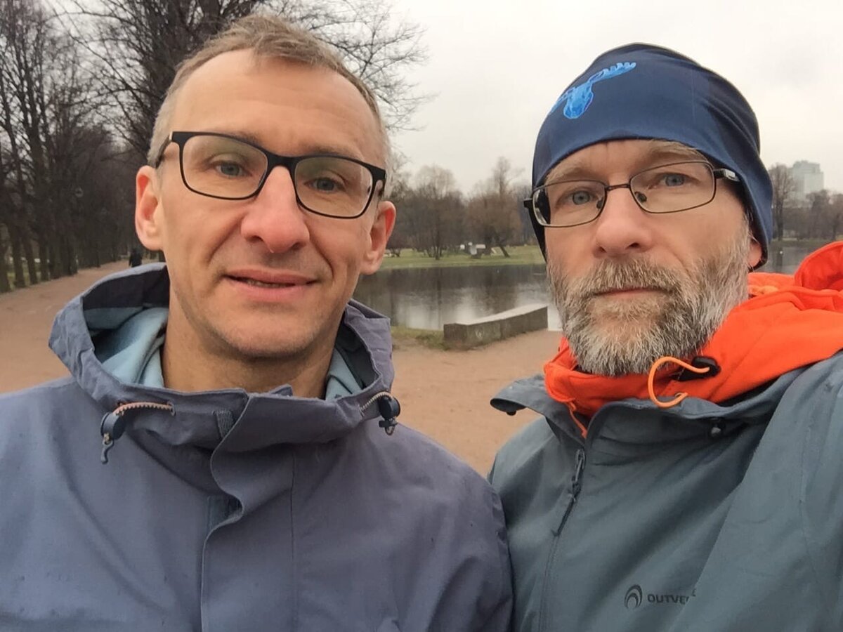 Сергей Вороненков (слева), мой тренер на суточном забеге