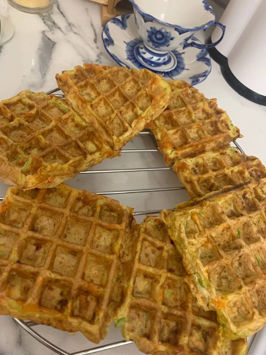 Я готовлю их в вафельнице. Если кому-то необходима ссылка на нее пишите в комментариях-стоит 1,5 тысячи рублей, печет превосходно!