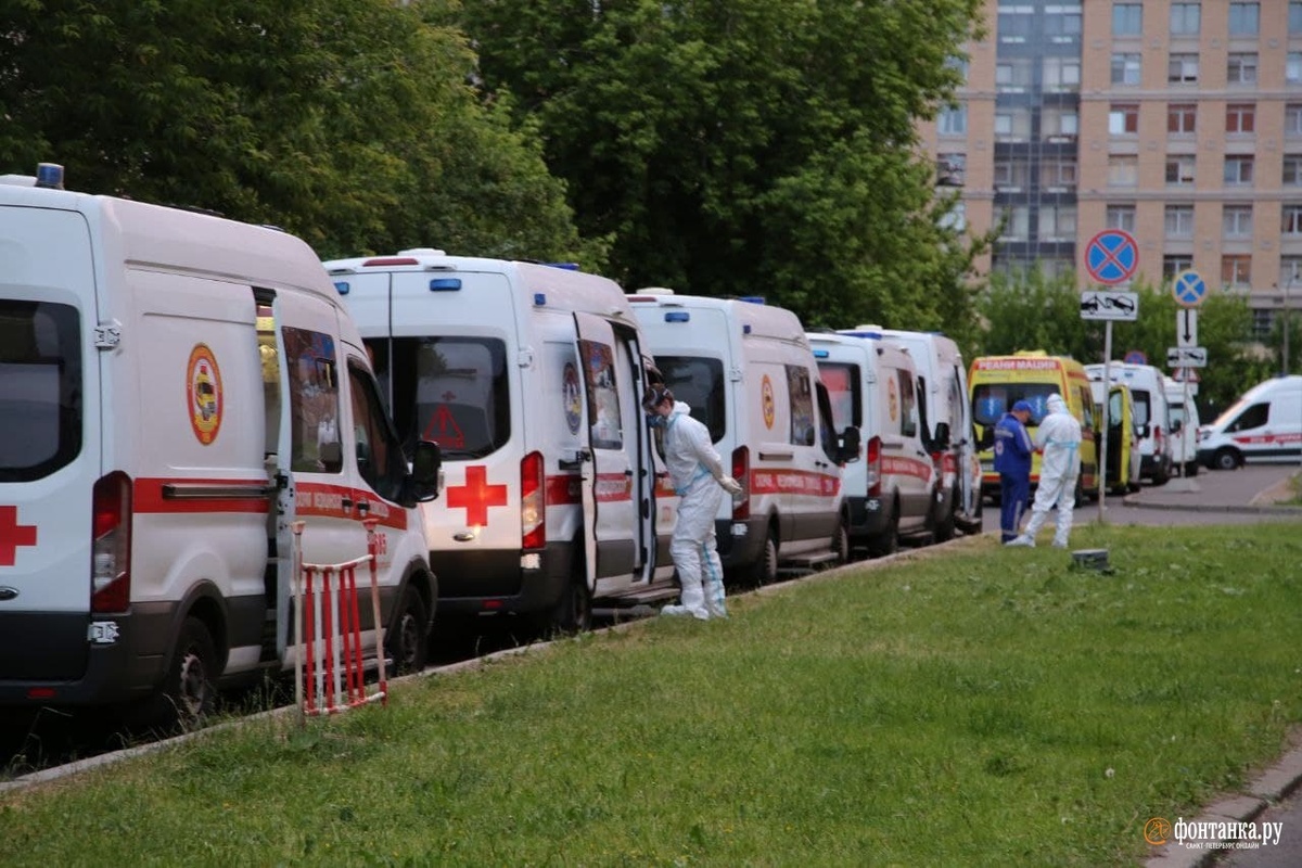 но "нормативу" в Петербурге всего 400 карет скорой помощи...