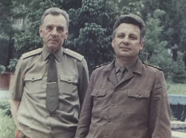 Начальник Чунджинского Пограничного отряда полковник Н.Ф. Лукашевич (справа)  вместе с генералом  И.П. Вертелко.