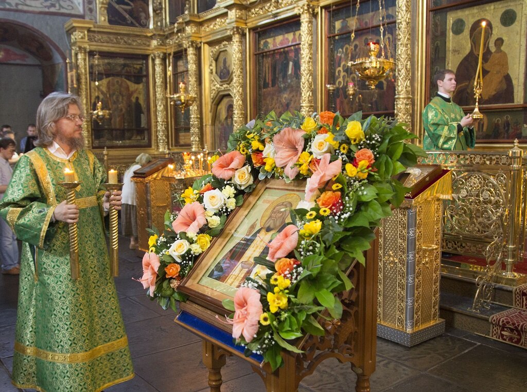 Во время празднования в Новоспасском Ставропигиальном мужском монастыре в честь обретения мощей св. Серафима Саровского Чудотворца. Август 2017 г. Источник: http://новоспасский-монастырь.рф/novosti-monastyrya/v-obiteli-sovershili-vsenoshchnoe-bdenie-nakanune-obreteniya-moshchej-prp-serafima-sarovskogo-chudotvortsa