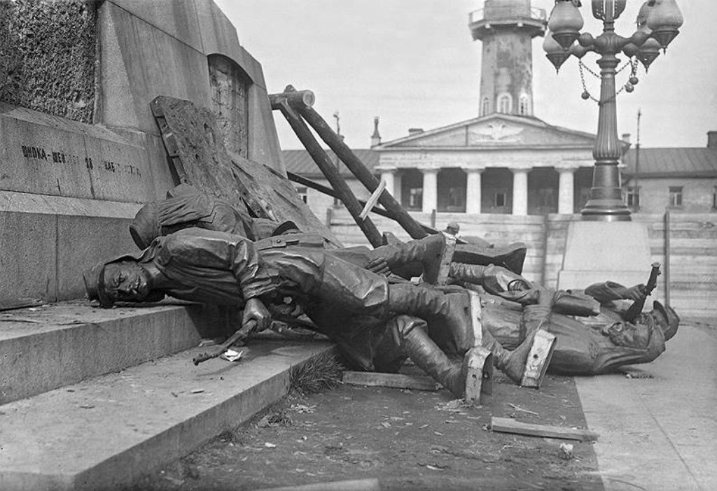 Снос памятников советским солдатам. Большевики снесли памятник Скобелеву. Памятник Скобелеву в Москве снесенный. Снос памятника Скобелеву в Москве. Памятник Скобелеву 1918 снесен.