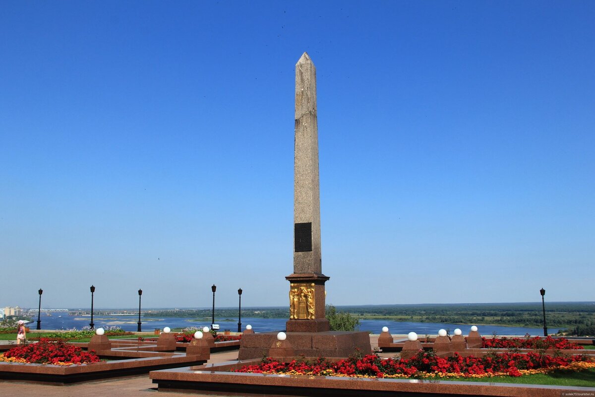 Обелиск Минину и Пожарскому находится в Нижегородском кремле, в очень красивом месте