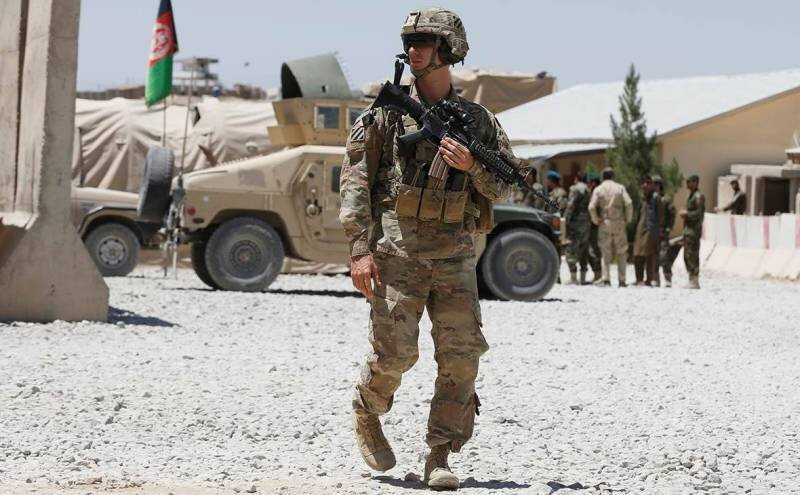 Кроме того, США так и не удалось решить одну из важнейших задач по стабилизации ситуации в Афганистане – эта страна по-прежнему остается одним из мировых центров производства опийного мака. Устранившись от проблемы уничтожения маковых полей, американцы отдали ее на откуп афганским правительственным войскам. О том, что это означает, можно не рассказывать.

Что касается нашей страны, то для нас ситуация в Афганистане все равно имеет очень большое значение. Ведь Афганистан прямо граничит с республиками Средней Азии. Радикализация среднеазиатской молодежи, усиление экстремистских группировок, непрекращающийся наркотрафик – все эти проблемы были и есть, и России нельзя не противостоять афганским рискам.В 2019 году исполняется сорок лет со времени начала иностранного участия в войнах в Афганистане, которые не прекратились и до сих пор. На протяжении четырех десятилетий афганская земля не знает мира, а добиться успеха в войнах в Афганистане не удалось ни одной из великих держав – ни Советскому Союзу, ни Соединенным Штатам и их многочисленным союзникам.Предпосылки войны и противостояние держав
На самом деле присутствие американцев в Афганистане началось отнюдь не после ввода в эту многострадальную страну войск США и НАТО в 2001 году. 3 июля 1979 года, ровно сорок лет назад, президент США Джимми Картер подписал секретный президентский указ, в котором предусматривалось выделение финансирования антиправительственным силам в Демократической Республике Афганистан (ДРА).

До второй половины ХХ века Афганистан не входил в зону интересов Соединенных Штатов Америки. Прежде Вашингтону хватало хлопот в традиционных сферах влияния – Центральной и Южной Америке, на островах Карибского бассейна, в Тихом океане. Афганистан, в свою очередь, всегда интересовал Британскую империю, прежде всего в контексте ее противостояния с Россией и стремления удерживать контроль как над Индией (которая включала в себя и территорию современного Пакистана), так и над Ближним Востоком.

После Второй мировой войны британские интересы на Ближнем и Среднем Востоке «унаследовали» Соединенные Штаты. Великобританию Афганистан практически перестал интересовать после провозглашения независимости Индии и Пакистана. США Афганистан интересовал в контексте противостояния с Советским Союзом, поскольку прямо подступал к советской Средней Азии.

Еще в 1973 году король Афганистана Мухаммед Захир-шах был свергнут своим родственником – бывшим премьер-министром страны генералом Мухаммедом Даудом. Так пала афганская монархия, а Дауд установил свою диктатуру, в один миг сметенную в апреле 1978 года Апрельской (Саурской) революцией. После революции к власти в Афганистане пришла Народно-демократическая партия Афганистана. Премьер-министром стал Нур Мохаммад Тараки. НДПА приступила к масштабным социальным и экономическим преобразованиям в стране, которые сразу же вызвали недовольство консервативно настроенных афганцев, в первую очередь – духовенства, знати, лидеров племенных групп.

Уже 8 октября 1978 года начались волнения в горном и отсталом Нуристане, а 15 марта 1979 года произошел Гератский мятеж, в котором участвовали и военнослужащие 17-й пехотной дивизии армии ДРА. Во время Гератского мятежа погибли три гражданина СССР – один военный (майор Николай Бизюков) и два гражданских (Юрий Богданов и Яков Концов) специалиста. Мятеж власти ДРА подавили, но обстановка в стране дестабилизировалась настолько, что 8 мая 1978 года руководство ДРА официально обратилось к руководству СССР с просьбой прислать в страну военных советников и советников по линии органов безопасности.В США внимательно наблюдали за происходящим, совсем не желая распространения советского влияния на Афганистан. Поэтому в Вашингтоне и было принято секретное решение о финансовой помощи афганской оппозиции, а финансовая помощь очень быстро трансформировалась в организационную, военно-техническую и даже просто военную. 16 сентября 1979 года Нур Мохаммад Тараки был отстранен от власти Хафизуллой Амином, однако в Советском Союзе Амином, из-за его непредсказуемости и заигрывания с американцами, были весьма недовольны. В конечном итоге, советское руководство приняло решение организовать отстранение Амина.

Утром 25 декабря 1979 года на территорию ДРА вошел 781-й отдельный разведывательный батальон 108-й мотострелковой дивизии, за ним — 4-й десантно-штурмовой батальон 56-й десантно-штурмовой бригады. В тот же день в Кабул начали перебрасывать части 103-й воздушно-десантной дивизии. 27 декабря 1979 года дворец Амина был взят штурмом силами советских спецподразделений. Амин был убит, а новым главой государства вскоре стал абсолютно просоветский деятель Бабрак Кармаль. Так началась история советского военного присутствия в Афганистане, которое быстро приняло характер полноценного участия в боевых действиях. Советский Союз на долгие девять лет ввязался в кровопролитную войну в соседнем государстве.

Впрочем, многие государственные и военные деятели в своих интервью (например, начальник Управления нелегальной разведки ПГУ КГБ СССР генерал-майор Дроздов) утверждали, что ввод войск в Афганистан был абсолютно оправданным, поскольку в противном случае страна оказалась бы под контролем американцев, которые к моменту ввода советских войск уже развернули в Афганистане бурную деятельность. Агентура американских спецслужб активно работала как в составе оппозиционных сил, так и в окружении Хафизуллы Амина.Война в Афганистане как «советский Вьетнам»
В Афганистане Советский Союз очень быстро оказался в такой же ситуации, в какой США были во Вьетнаме в 1960-х – 1970-х гг. Фактически война в Афганистане оказалась «советским Вьетнамом», поскольку сходство было очень разительным. Более того, Соединенным Штатам во время Вьетнамской войны активно помогали их союзники, а Советский Союз в Афганистане оказался один против моджахедов, поддерживаемых практически всеми остальными что-то из себя представляющими странами мира – от США до Китая, от Ирана до Саудовской Аравии, от Пакистана до Египта. Все эти и многие другие государства исправно финансировали, вооружали, обучали афганских моджахедов, а Пакистан позволял им использовать свою территорию для учебно-тренировочных баз и отправлял своих летчиков и спецназовцев воевать в составе отрядов моджахедов.

С первых месяцев боевых действий в далекой стране Советская Армия столкнулась с множеством трудностей, обусловленных самыми разными факторами. Взять хотя бы то, что ни техника, ни люди не были подготовлены для боевых действий в климатических и ландшафтных условиях Афганистана, так как СА всегда натаскивали для противостояния силам НАТО на Европейском театре военных действий и Китаю или Японии на Дальнем Востоке.Ограниченный контингент распылил свои силы, выставив гарнизоны в значимых городах и кишлаках, но возможностей для тотального контроля над всей территорией страны у него не было. Армия ДРА, в свою очередь, высокой боеспособностью, да и надежностью не отличалась. Было много афганских героев, сражавшихся и погибавших плечом к плечу с советскими солдатами, но не меньше было и перебежчиков, просто дезертиров, предпочитавших без боя оставлять свои позиции. Поток боевиков и оружия в Афганистан был практически бесконечным, поскольку СССР столкнулся не только с афганскими моджахедами, но и практически со всем исламским миром, с США и их союзниками по НАТО. В свою очередь, и у афганских моджахедов не хватало сил даже для отторжения какой-то отдельной территории с крупным городом.

В самом же Советском Союзе к концу 1980-х годов нарастали свои собственные проблемы – и экономические, и политические. В конце концов, в 1989 году советские войска были выведены из Афганистана. По официальным данным, за девять лет войны в Афганистане погибли 14 453 советских военнослужащих и сотрудников МВД и КГБ СССР. На содержание 40-й армии, воевавшей в ДРА, и ведение собственно войны из союзного бюджета каждый год уходило от 3 до 8,5 млрд долларов.Самое интересное, что как раз ко времени вывода советских войск армия Афганистана все же смогла довольно серьезно укрепить свою боеспособность и нанести ряд серьезнейших поражений моджахедам. Даже после вывода советских войск Мохаммад Наджибулла, сменивший Бабрака Кармаля во главе ДРА, сумел еще три года сохранять свою власть, успешно противостоя моджахедам. Но после того, как в 1992 г. Российская Федерация прекратила любую помощь режиму Наджибуллы, он быстро потерял способность противостоять моджахедам, которые все также пользовались поддержкой исламского мира. 28 апреля 1992 года моджахеды вошли в Кабул. Наджибулла четыре года прожил в миссии ООН в Кабуле, пока в 1996 году не был зверски убит талибами. («Талибан» запрещён в РФ.)Американцы повторили советский сценарий
Период с 1996 по 2001 годы можно назвать самым «темным» в современной афганской истории, и это несмотря на то, что и до, и после в стране полыхала кровопролитная война. Власть в Афганистане именно в это время оказалась в руках талибов, которые отличались особой беспощадностью по отношению ко всем и всему, что не вписывалось в их представления о том, какой должна быть мусульманская страна.

Сопротивление талибам продолжили силы т.н. «Северного альянса», в который входили разнообразные формирования как бывших моджахедов, так и бывших генералов ДРА. Так, Ахмад Шах Масуд был одним из важнейших лидеров моджахедов во время войны 1979-1989 гг., а генерал Абдул-Рашид Дустум командовал 53-й «узбекской» дивизией правительственных войск ДРА. Но в «Северном альянсе» вчерашние противники оказались вместе – их объединил как общий враг в лице талибов, так и общие покровители – США и Россия, поскольку и для Вашингтона, и для Москвы талибы уже были неприемлемым вариантом.

11 сентября 2001 года произошел самый известный террористический акт в истории США, а уже 7 октября 2001 года коалиция стран НАТО нанесла первые авиационные и ракетные удары по территории Афганистана. Была перевернута новая страница в истории непрекращающейся афганской войны, только теперь в роли СССР выступили США, в роли ДРА и НДПА – «Северный альянс», а в роли моджахедов – талибы. Правда, талибам никто, кроме международных религиозно-фундаменталистских организаций и частично Пакистана, никто не помогал.Американцам и их союзникам удалось максимально быстро установить контроль над территорией Афганистана, вернув Кабул и другие крупные города под контроль сил «Северного альянса». Но победить талибов США и их союзники так и не смогли. Сегодня в американской армии служат те, кто родился в год ввода американских войск в Афганистан, но точка в истории присутствия вооруженных сил США в этой далекой азиатской стране до сих пор не поставлена. Хотя и потери американцев в их афганской войне не сравнимы с советскими – за период с 2001 по 2018 гг. американская армия потеряла 2372 человека убитыми – это в 7 раз меньше потерь СССР, хотя советский контингент находился в Афганистане 9 лет.

Правда, американцы и их союзники изначально и опасались больших потерь. Именно страх перед человеческими потерями останавливал американцев и силы НАТО от более активных действий на территории Афганистана. Они предпочитают находиться на территории своих баз, а удары по талибам наносит преимущественно авиация. Что касается сухопутных операций, то в них существенную роль играют привлеченные США частные военные компании, потери которых никому неведомы.

Сейчас власти США задумываются о том, как выпутаться из афганского капкана, сохранив при этом политическое лицо. Ведь война в Афганистане очень дорого обошлась американской казне. С другой стороны, нет никаких гарантий, что те же талибы после ухода сил США и НАТО не возьмут реванш – афганские правительственные войска слабы и ненадежны, а религиозно-фундаменталистские настроения в афганском обществе все равно сильны.