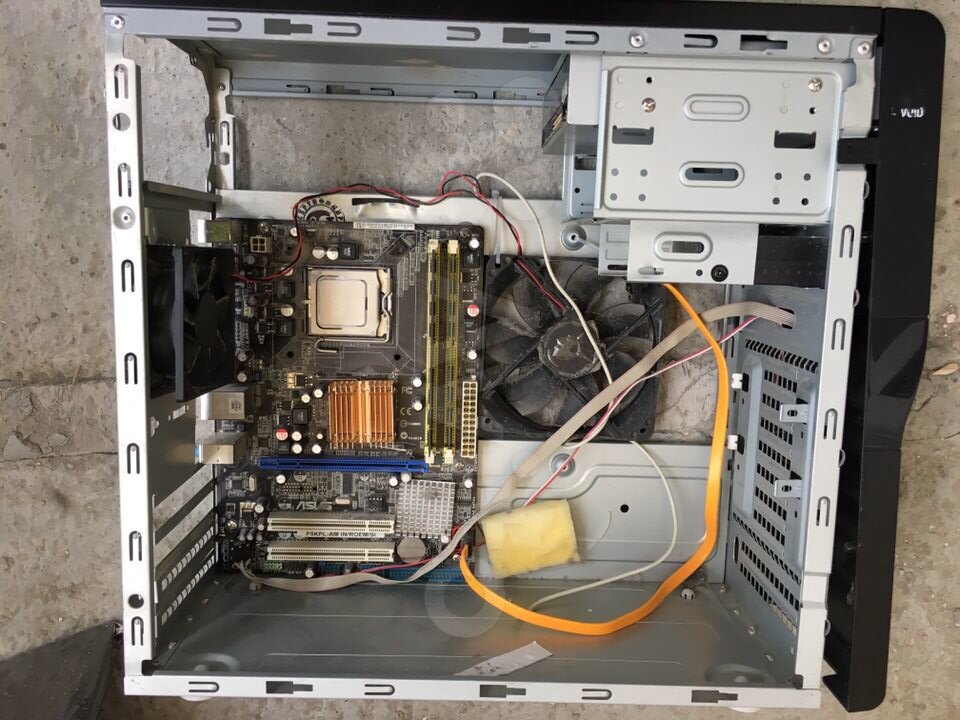 Все разобрано, в пыли и грязи.