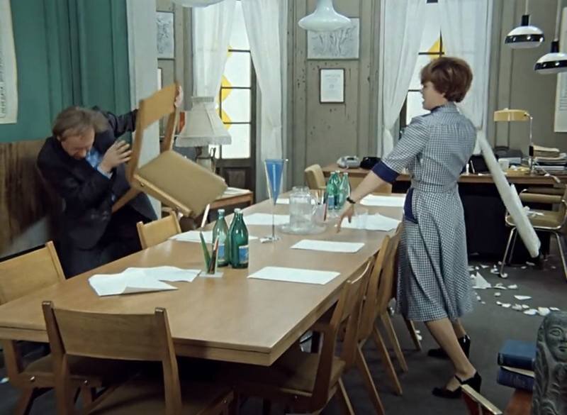 Верочка сидела под столом рядом старший брат