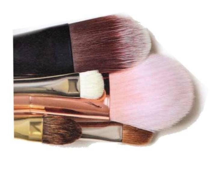 Такие кисти имеют прижатую обойму, что делает ворс плотным и упругим у основания и более мягким на кончике. Кисти с плоской обоймой сохраняют плотность оттенка «как в упаковке» и могут быть использованы двумя способами. Можно поставить такую кисть перпендикулярно коже, чтобы провести интенсивную линию, либо наносить продукт поглаживающими движениями – в этом случае ворс полностью лежит на зоне проработки и дает более мягкое покрытие. Кисти с плоской обоймой подходят для прорисовки бровей и стрелок, нанесения теней, помады и тонального крема.