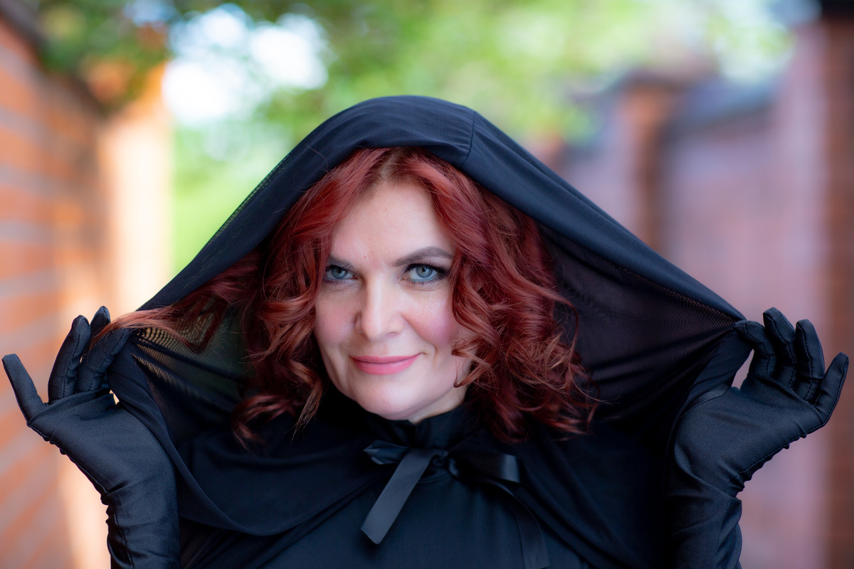 Светлана Леймах - сертифицированный коуч по развитию личности и масштабированию бизнеса; участник научно-исследовательского проекта GO-RA; основатель центра развития сверхспособностей человека «ИНЫЕ»; регрессолог, гипнотерапевт; светский эзотерик; автор энерготехник по работе с подсознанием; мастер финансовых энергопрактик; автор уникальных колод таро и оракулов; магический парфюмер; колумнист научных и глянцевых СМИ.