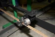 Правильная эксплуатация и регулярное обслуживание ленточных пил  залог их длительной службы и условие позволяющее получать стабильное качество поверхности распила. Прежде всего ленточную пилу, до работы, необходимо развернуть и дать пилам свободно отлежаться в течение 24 часов. Это нужно для снятия неравномерных напряжений. В последующем хранить ленточные пилы лучше в развернутом состоянии.
Основными операциями по обслуживанию ленточных пил являются: очистка ленточной пилы и визуальный осмотр; заточка ленточной пилы; разводка зубьев ленточного полотна; ремонт (сварка) полотна ленточной пилы. Продолжительность работы ленточной пилы на деревообрабатывающей пилораме, до проведения технического обслуживания не должна превышать 1-1,5 часов (или не более 1-1,5 м? круглого леса). Необходимость проведения технического обслуживания может быть меньше, и определяться оператором. Некоторые специалисты рекомендуют после каждых 1-1,5 часа работы на ленточной пилораме, давать пиле отдых 12-24 часа, для того, чтобы ленточная пила «сбросила» накопившиеся в процессе работы усталостные напряжения. Если поверхность распила перестает быть гладкой, появляется волна, ленточная пила смещается на шкивах и направляющих роликах назад, значит либо пила затупилась, либо уменьшилась величина разводки зубьев.