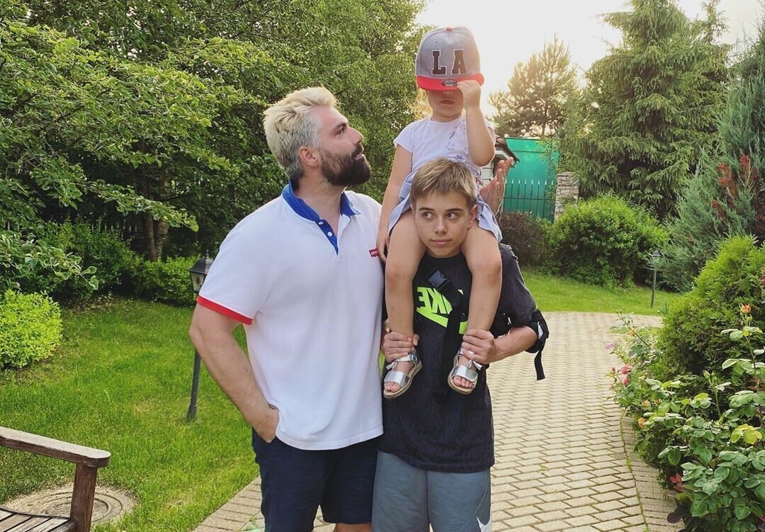 Дмитрий с дочкой Мией и сыном Гагариной от первого мужа - Андреем. Источник: letidor.ru