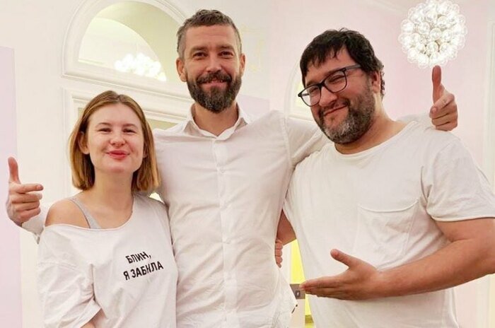  Вот такие наряды выбрали для свадьбы Анна и Александр. На фото с другом семьи Владимиром Крестовским