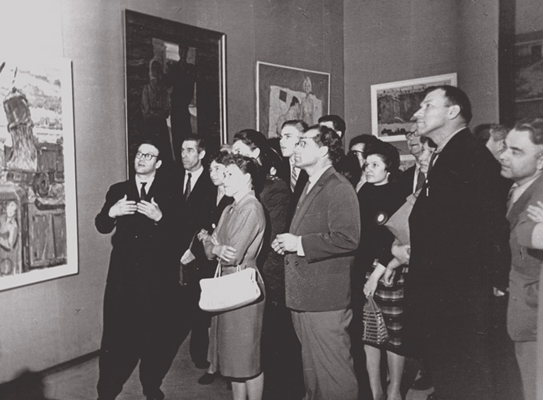 Евгений Борисович Щеглов показывает зрителям выставку. Москва, 1962 год.

