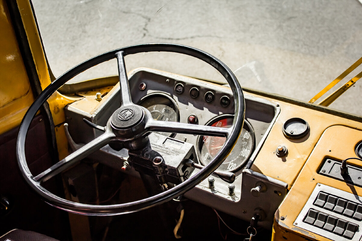 Водительское место легендарного «Лунохода». Выглядит достаточно утилитарно, но тогда другого от самого массового автобуса СССР и не требовалось.