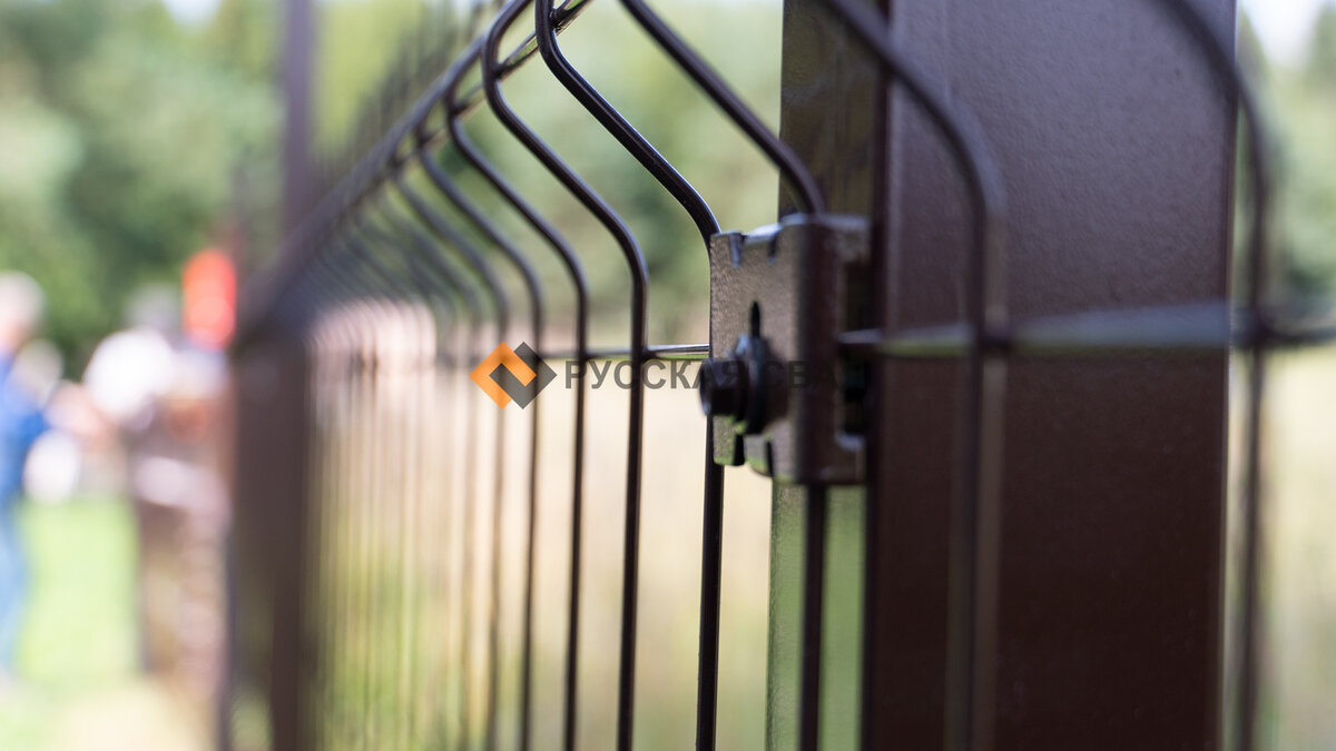 Забор из сетки гиттер, установленный компанией Русская Свая