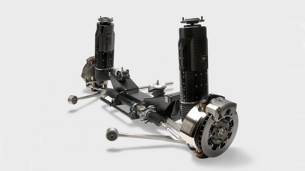 И это было не единственным преимуществом электромоторов. Разумеется, столь сложная и мощная электронная система, несущая большую нагрузку в виде автомобиля, требовала соответствующего питания. Однако эта особенность во многом компенсировалась схемой работы моторов: они имели рекуперативную функцию, возвращая обратно на усилители часть затраченной энергии в циклах сжатия. По данным Bose, такая схема позволяла обеспечить потребляемую мощность на уровне втрое меньшем, чем у штатной системы кондиционирования автомобиля.