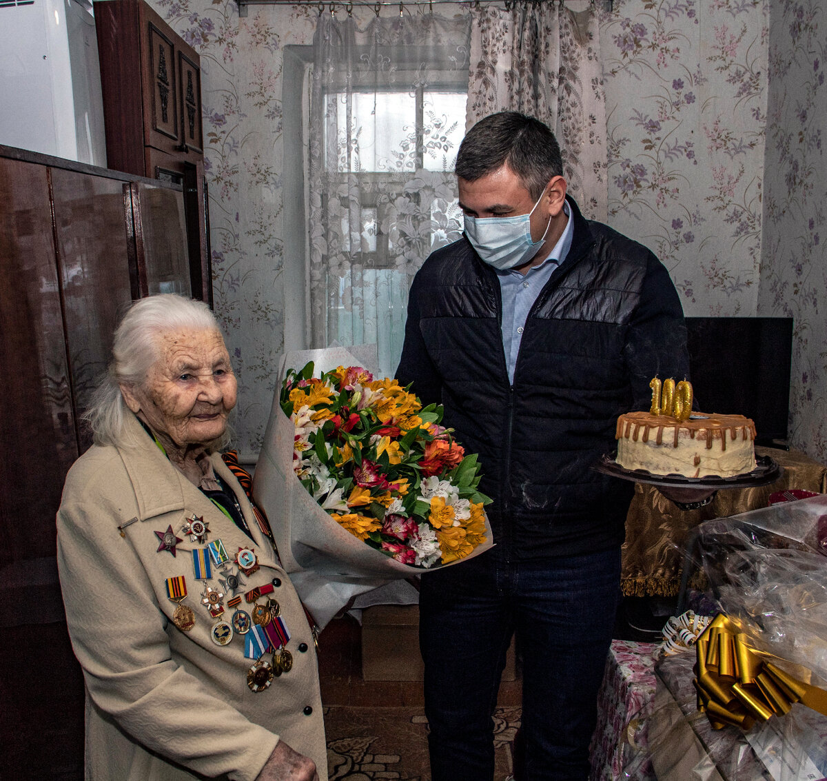 Г. Шаповалов приехал  к имениннице с подарками