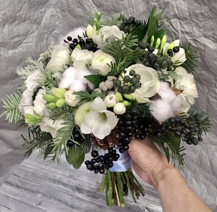 Букет невесты с хвоей, фрезией, ягодами, ранукулюсами, анемонами